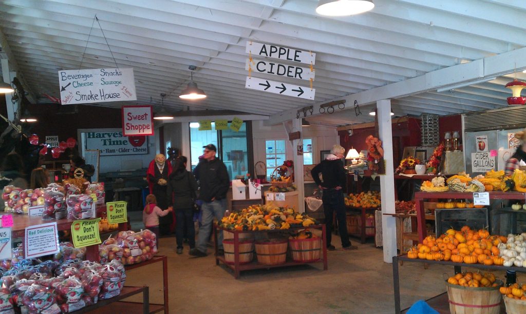 Red Barn, shop, Harvest Time Orchards