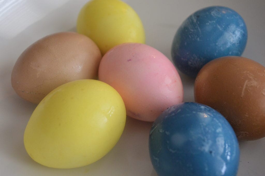 naturally dye eggs